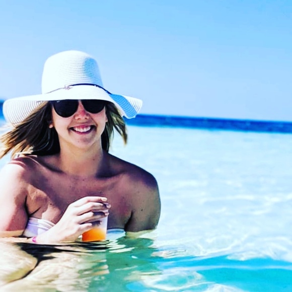 Meet your Posher, Nicole - Picture 5 of 5